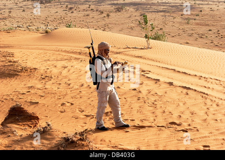 Malischen Geologe Programmierung Quelle Basisstation von Rover GPS Vermessung Einheit vor seismischen Öl-Exploration-Studie NE Mali Wüste Stockfoto