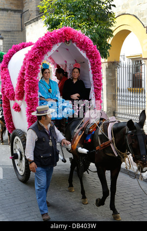 Traditionellen andalusischen Pferdekutsche machen die katholische Wallfahrt von Jerez nach El Rocio in Südspanien Stockfoto