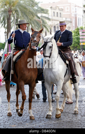 Katholische Pilger auf dem Pferderücken machen die Wallfahrt nach El Rocio aus Jerez in Andalusien, Spanien Stockfoto