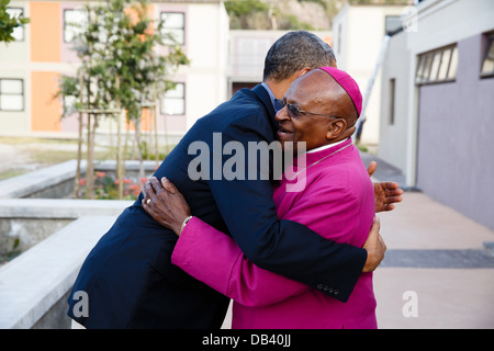 Präsident Barack Obama begrüßt Erzbischof Desmond Tutu, wie er die Desmond Tutu HIV Stiftung Youth Centre in Kapstadt, Südafrika, 30. Juni 2013 erreicht. Stockfoto