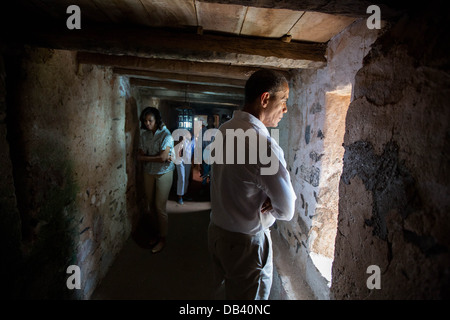 Präsident Barack Obama sieht aus dem Fenster der Zelle als er und First Lady Michelle Obama Tour das Maison des Esclaves Museum auf Gorée Stockfoto