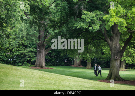 Präsident Barack Obama und Chef des Stabes Denis McDonough Fuß auf dem South Lawn des weißen Hauses, 3. Juni 2013. Stockfoto