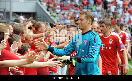 München, Deutschland. 23. Juli 2013. FC Bayern Manuel Neuer (L-R), Franck Ribery, Thomas Mueller, Arjen Robben, Philipp Lahm, Toni Kroos und Holger Badstuber klatscht in die Hände mit Hochwasser-Helfer während der Teampräsentation in Allianz Arena in München, 23. Juli 2013. FC Bayern München stellte seine aktuellen Team und danach gab es eine Trainingseinheit. Foto. ANDREAS GEBERT/Dpa/Alamy Live News Stockfoto