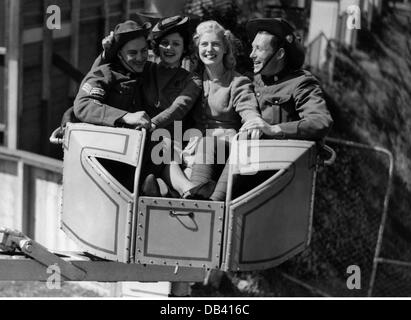 Militär, Australien, Armee, Freizeit, NCOs des 17. New South Wales Bataillons genießen weibliche Gesellschaft auf dem Jahrmarkt von Coney Island, Sidney, um 1940, , zusätzliche-Rechte-Clearences-nicht verfügbar Stockfoto