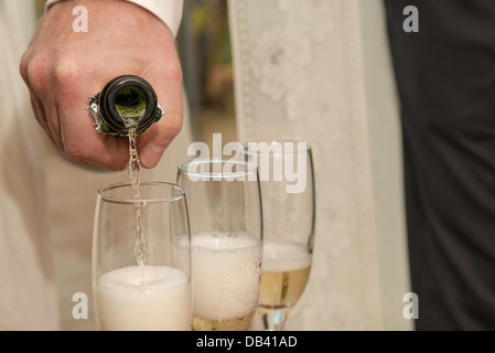 Gießen Sie Champagner Stockfoto