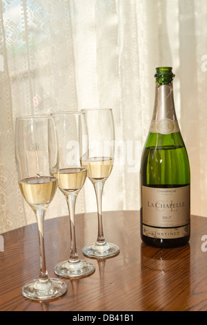 Champagner und Gläser auf dem Tisch Stockfoto