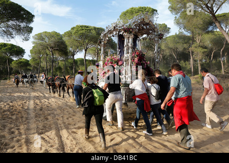 Katholischer Wallfahrtsort Prozession durch den Donana Nationalpark nach El Rocio in Südspanien Stockfoto