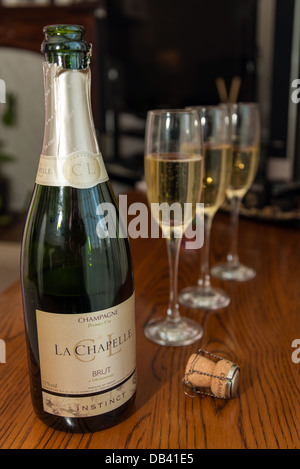 Champagner und Gläser auf dem Tisch Stockfoto