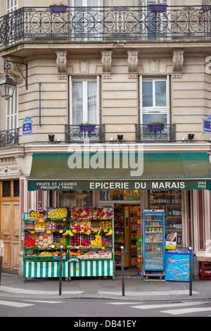Ecke Obst- und Gemüsemarkt in Les Marais-Viertel, Paris Frankreich Stockfoto