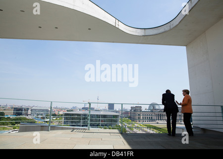 Präsident Barack Obama und Bundeskanzlerin Angela Merkel sprechen auf dem Balkon des Bundeskanzleramtes mit Blick auf Berlin, Deutschland, 19. Juni 2013. Stockfoto