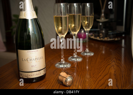 Champagner und Gläser auf dem Tisch Stockfoto