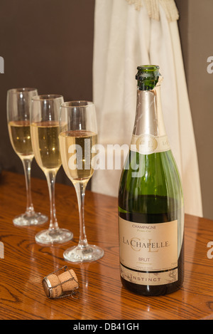 Champagner und Gläser auf dem Tisch Stockfoto