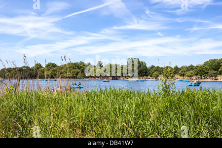 Blick auf den Serpentine Lake, Hyde Park, London, England, Großbritannien. Stockfoto