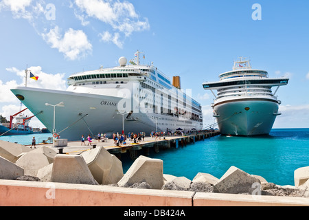 Kreuzfahrtschiffe an Dr. A. C. Wathey Pier auf der niederländischen Seite von St. Maarten. Passagiere, die in die Stadt gehen wollen sind, ausgeschrieben. Stockfoto