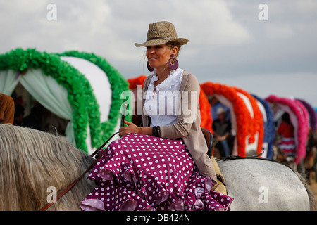 Frau mit spanischen Flamenco-Kleid mit Pferd in Südspanien. Stockfoto