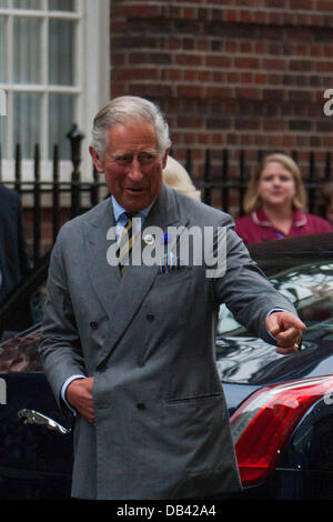 London, UK. 23. Juli 2013. HRH Prinz Charles & der Herzogin von Cornwall kommen am St. Marien Krankenhaus, sein Enkel zum ersten Mal besuchen, da er der Herzog und die Herzogin von Cambridge im Krankenhaus besucht. 23. Juli 2013, London, UK-Credit: Martyn Wheatley/Alamy Live News Stockfoto