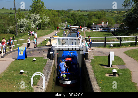 Ein Narrowboat absteigend Foxton sperrt Stockfoto