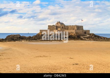 Saint-Malo-Blick auf Fort National, Bretagne, Frankreich Stockfoto