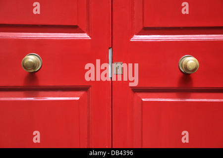 Nahaufnahme von leuchtend roten Eingangstür. Stockfoto