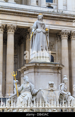 Queen-Anne-Statue vor der St. Pauls Cathedral, London, UK Stockfoto