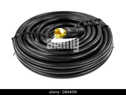 Eine neue schwarze Koaxialkabel zeigt den Connector auf einem weißen Hintergrund. Stockfoto