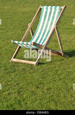 Grün gestreiften Liegestuhl auf Rasen. Stockfoto