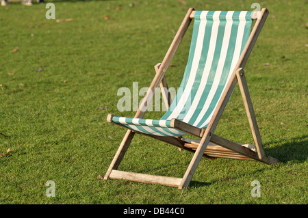 Grün gestreiften Liegestuhl auf Rasen. Stockfoto