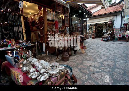 Messing-Kaffee-sets, Schmuck, Platten und Rohre im türkischen Viertel Geschäfte Sarajevo.Bosnia - Herzegowina. Balkan. Europa. Stockfoto