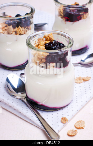Joghurt mit Müsli und Beeren im Glas Stockfoto