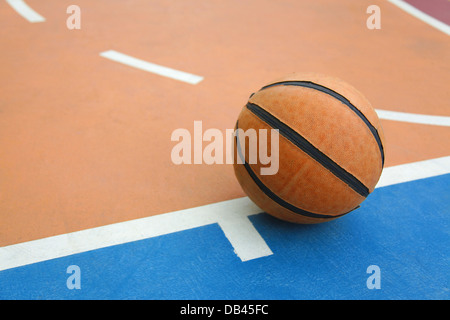alten Basketball auf einem Platz Stockfoto