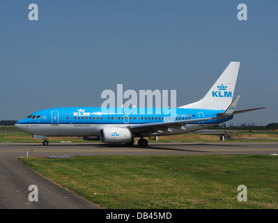 PH-BGU ist eine Boeing 737-7K2(WL), die von KLM Royal Dutch Airlines betrieben wird. Dieses Modell ist Teil der Flotte der Fluggesellschaft für kurz- bis Mittelstreckenflüge, bekannt für seine Effizienz und seinen Passagierkomfort. Die Flugzeuge werden häufig vom Flughafen Schiphol in Amsterdam auf nationalen und internationalen Strecken eingesetzt. Stockfoto