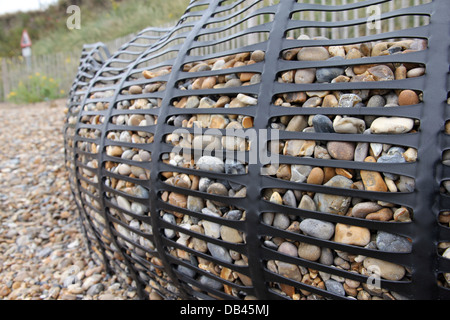 weiche Küsteningenieurwesen am Dunwich, Suffolk. Einstürzenden Felsen und Warnung unterzeichnen im Hintergrund. Stockfoto