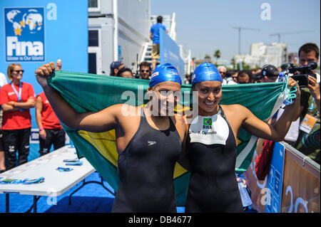 Barcelona, Spanien. 23. Juli 2013. Goldmedaillengewinner Musik Okimoto Cintra (#24) (rechts) von Brasilien (BRA) feiert mit ihren Teamkollegen und Silbermedaillengewinner Ana Marcela Cunha (#39) von Brasilien (BRA (rechts)) in der mixed-Zone von den Frauen 10km offene Wasser schwimmen Wettbewerb am 4. Tag der FINA-Weltmeisterschaften 2013 am Port Vell. Bildnachweis: Aktion Plus Sport/Alamy Live-Nachrichten Stockfoto