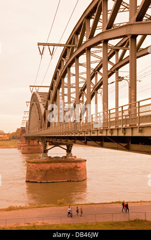 Sudbrucke (South Bridge) Bahnübergang der Rhein, Köln, Nordrhein-Westfalen, Deutschland Stockfoto