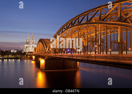 Kölner Dom mit Rhein und Hohenzollern-Brücke (Brücke), Köln, Nordrhein-Westfalen, Deutschland Stockfoto