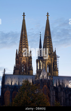 Die Zwillingstürme des Kölner Doms (Hohe Domkirche St. Petrus) in der Abenddämmerung, Köln, Nordrhein-Westfalen, Deutschland Stockfoto
