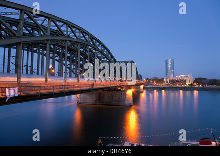 Rhein und Hohenzollern-Brücke (Brücke) in der Nacht, Köln, Nordrhein-Westfalen, Deutschland Stockfoto