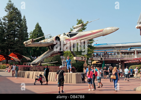 Star Wars X-Wing Fighter in Discoveryland, Disneyland Paris, Marne-la-Vallée, in der Nähe von Paris, Frankreich. Stockfoto