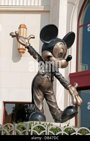 Farbige Bronzestatue von Mickey Mouse vor dem Eingang zu Disneyland Paris, Marne-la-Vallée, in der Nähe von Paris, Frankreich. Stockfoto