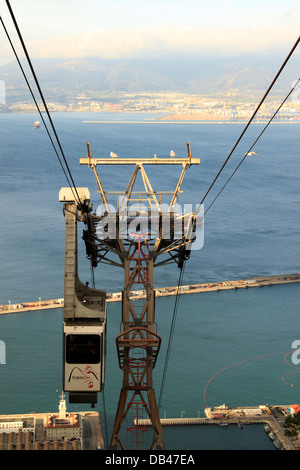 Gibraltar Seilbahn entfernt, mit Blick auf die Bucht von Gibraltar Stockfoto