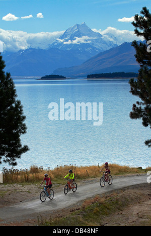 Radfahrer auf Alpen 2 Ozean cycle Trail, Lake Pukaki und Aoraki / Mt Cook Mackenzie Country, Canterbury, Neuseeland Stockfoto