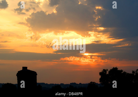 Silhouette des Hauses Schornsteine gegen Sonnenuntergang Stockfoto