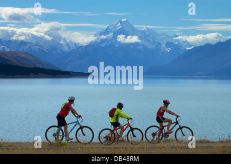 Radfahrer auf Alpen 2 Ozean cycle Trail, Lake Pukaki und Aoraki / Mt Cook Mackenzie Country, Canterbury, Neuseeland Stockfoto