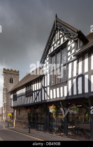 Kirche der Heiligen Dreifaltigkeit und der Guildhall in Wilmore Straße, viel Wenlock, Shropshire, England, UK Stockfoto