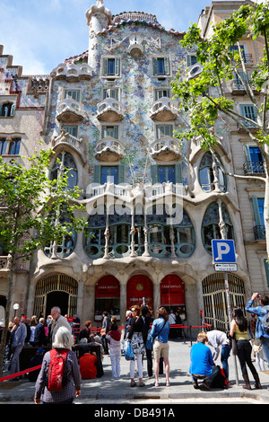 Touristen vor Casa Batllo Modernisme-Stil Gebäude in Barcelona-Katalonien-Spanien Stockfoto