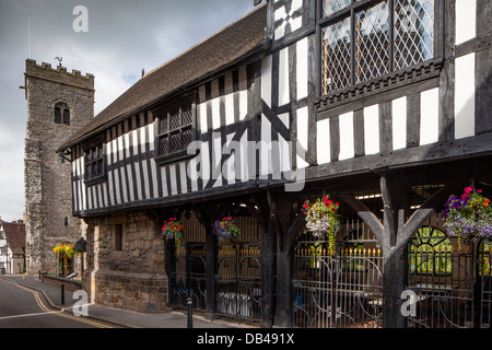 Kirche der Heiligen Dreifaltigkeit und der Guildhall in Wilmore Straße, viel Wenlock, Shropshire, England, UK Stockfoto