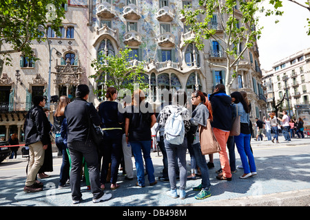 Touristen-Tour-Gruppe außerhalb Casa Batllo Modernisme-Stil Gebäude in Barcelona-Katalonien-Spanien Stockfoto