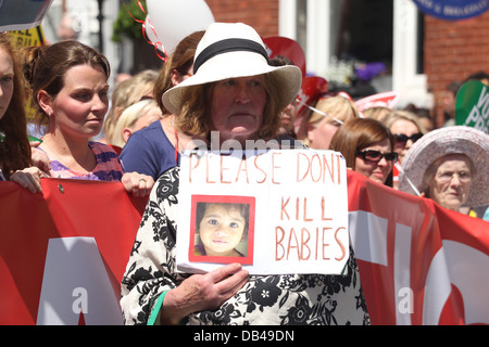 Eine Frau hält ein Schild während des Pro-Life-Marsches in Dublin gegen die irische Regierung Versuche zur Einführung Abtreibungsrecht Stockfoto