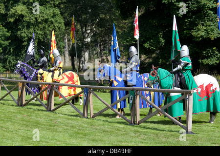 Ritter, paradieren vor dem Turnier bei einem mittelalterlichen Reenactment-Event im Castle Fraser, Schottland Stockfoto
