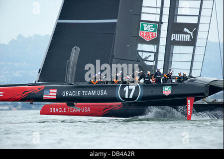 San Francisco, USA. 23. Juli 2013. Oacle Team USA üben mit ihren AC72 Boot ein. 23.07.2013 Credit: Chris Cameron/Alamy Live-Nachrichten Stockfoto